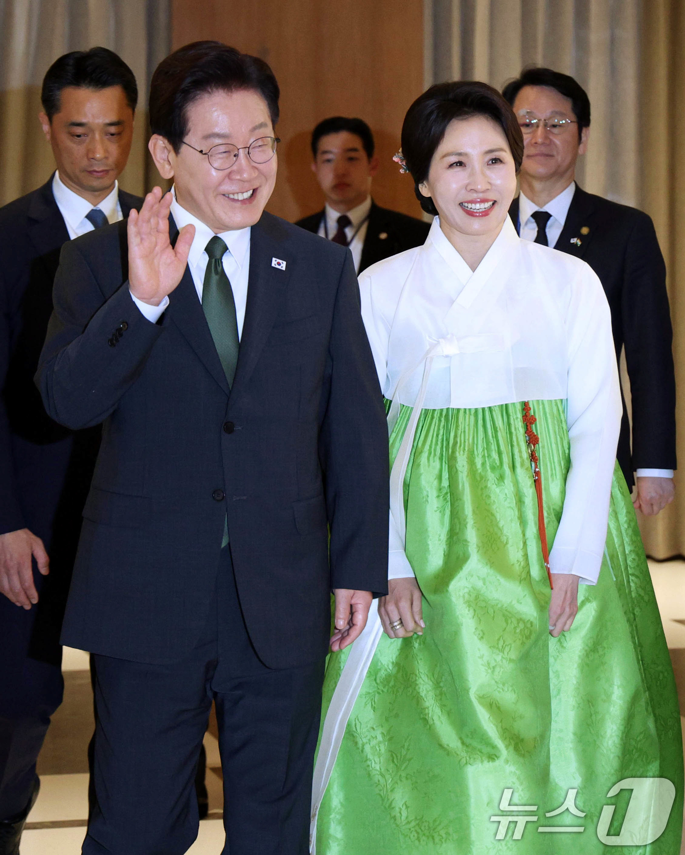 (뉴델리(인도)=뉴스1) 이재명 기자 = 인도를 국빈 방문 중인 이재명 대통령과 김혜경 여사가 19일 뉴델리의 한 호텔에서 열린 동포 만찬 간담회에 입장하고 있다. 2026.4.1 …