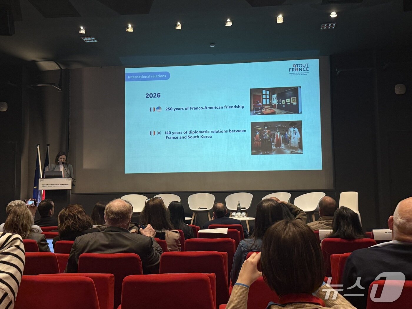 본문 이미지 - 1일 오전(현지시간) 니스 팔레 데 엑스포지시옹에서 열린 '랑데부 프랑스 2026' 국제 기자간담회ⓒ 뉴스1 윤슬빈 관광전문기자