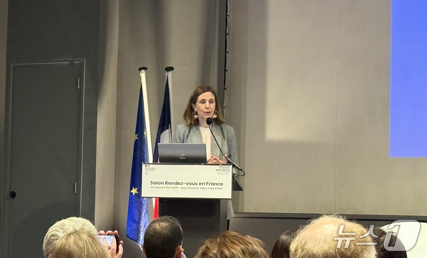 본문 이미지 - 1일 오전(현지시간) 니스 팔레 데 엑스포지시옹에서 열린 '랑데부 프랑스 2026' 국제 기자간담회에서 발언하는 소피 만드리용 프랑스관광청 마케팅·파트너십 디렉터ⓒ 뉴스1 윤슬빈 관광전문기자