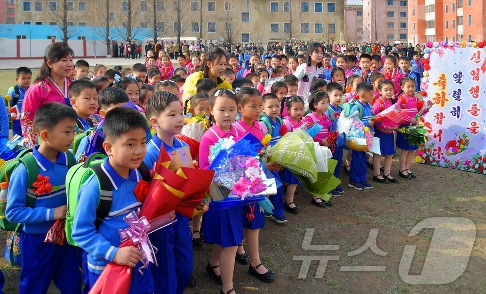 (평양 노동신문=뉴스1) = 북한 노동당 기관지 노동신문은 2일 "4월 1일 수도 평양으로부터 두메산골, 외진 섬마을에 이르기까지 전국의 모든 교육기관들에서 개학모임이 진행되였다" …