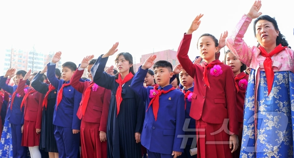 (평양 노동신문=뉴스1) = 북한 노동당 기관지 노동신문은 2일 "4월 1일 수도 평양으로부터 두메산골, 외진 섬마을에 이르기까지 전국의 모든 교육기관들에서 개학모임이 진행되였다" …