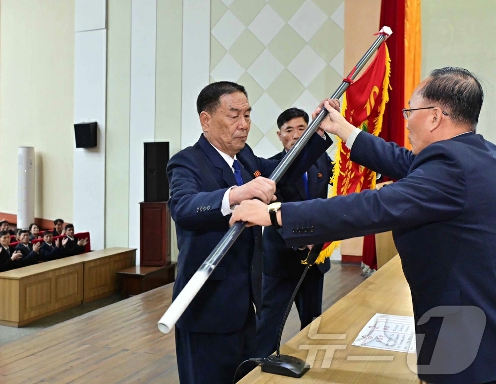 (평양 노동신문=뉴스1) = 북한 노동당 기관지 노동신문은 2일 "조선노동당 중앙위원회와 조선민주주의인민공화국 최고인민회의 상임위원회, 조선민주주의인민공화국 내각에서 2025년 인 …