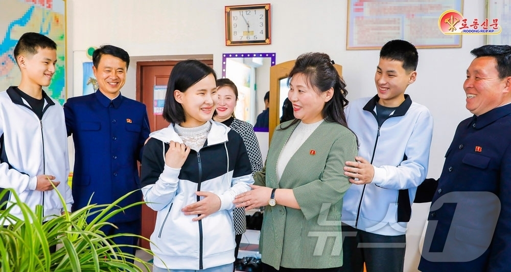 (평양 노동신문=뉴스1) = 북한 노동당 기관지 노동신문은 2일 "사회주의제도가 꽃피운 아름다운 이야기"라며 친혈육의 정으로 세쌍둥이들을 돌봐주고 있는 신의주시상업관리소 일꾼들을 …