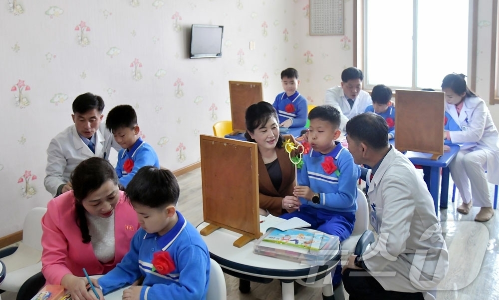 (평양 노동신문=뉴스1) = 북한 노동당 기관지 노동신문은 2일 "조선장애어린이회복원에서 1일 개학식이 진행되였다"고 보도했다.[국내에서만 사용가능. 재배포 금지. DB 금지. F …