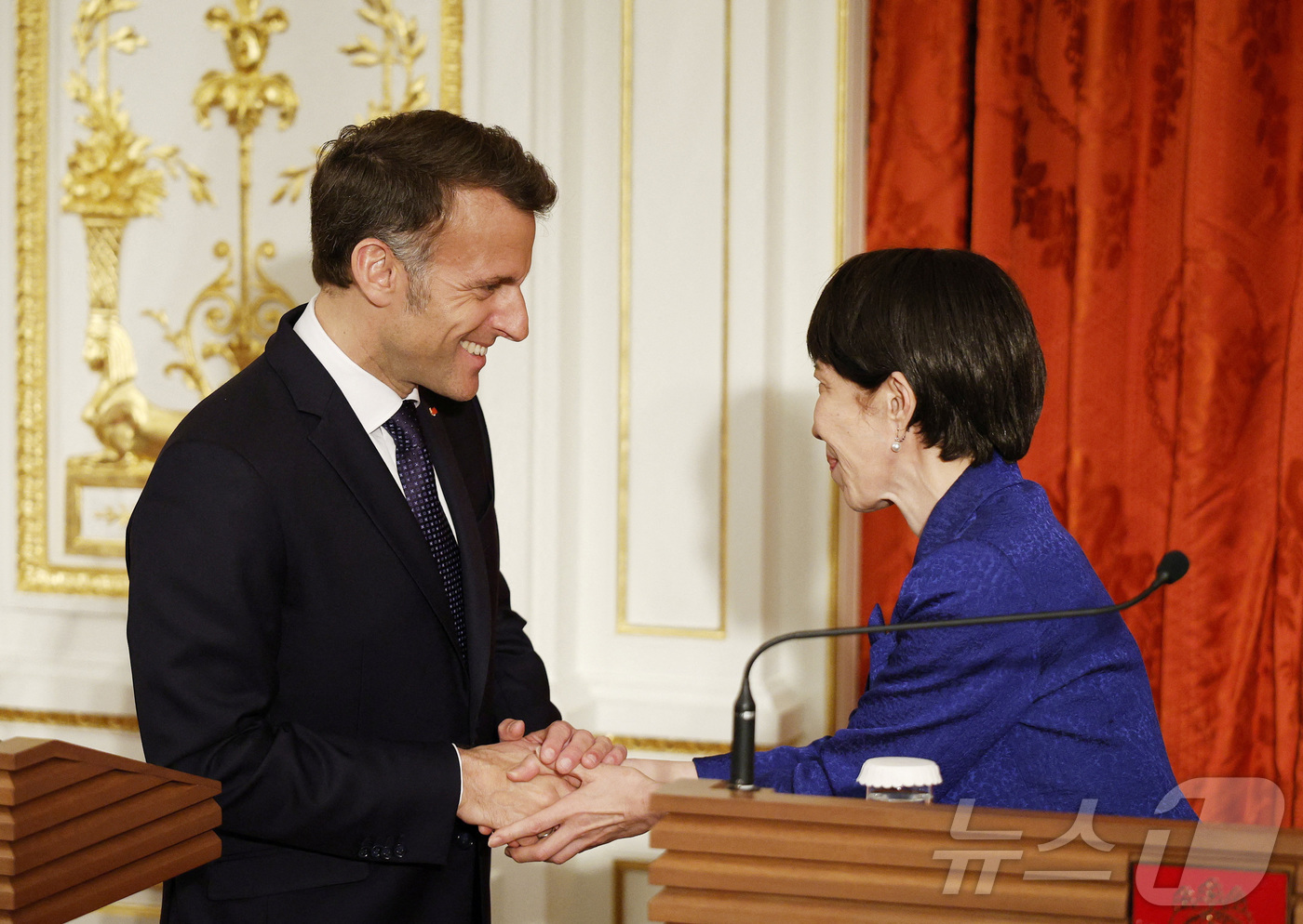 (도쿄 로이터=뉴스1) 강민경 기자 = 다카이치 사나에 일본 총리(오른쪽)가 1일 도쿄를 찾은 에마뉘엘 마크롱 프랑스 대통령과 공동 기자회견 중 악수를 나누고 있다. 2026.4. …