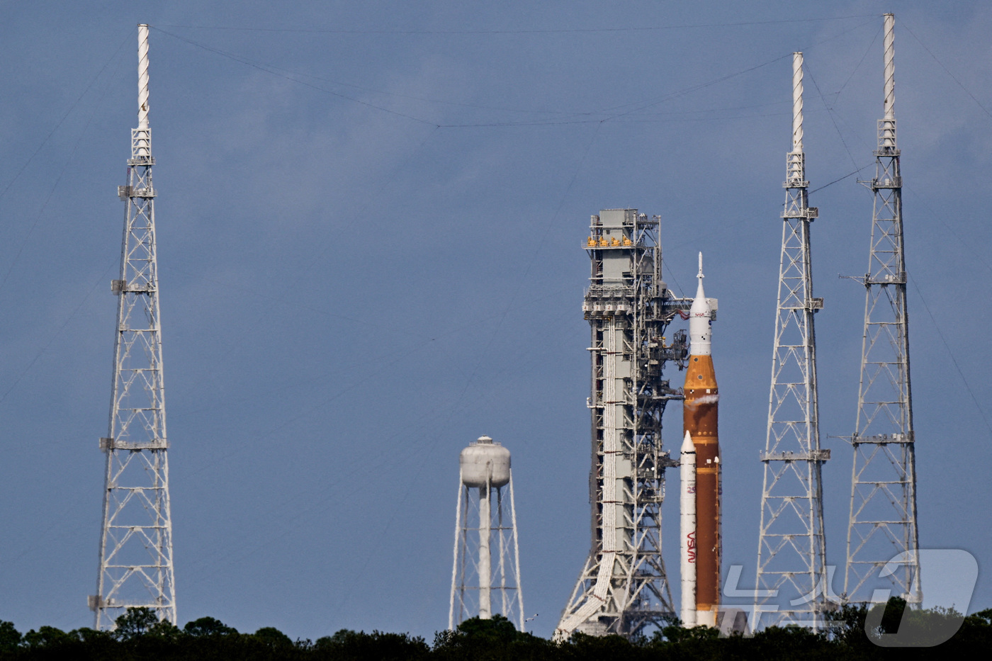 (케이프 캐너버럴 로이터=뉴스1) 김지완 기자 = 1일(현지시간) 미국 플로리다주 케이프 캐너버럴의 케네디 우주센터에서 발사를 앞둔 '우주발사시스템'(SLS) 로켓과 4명의 우주비 …
