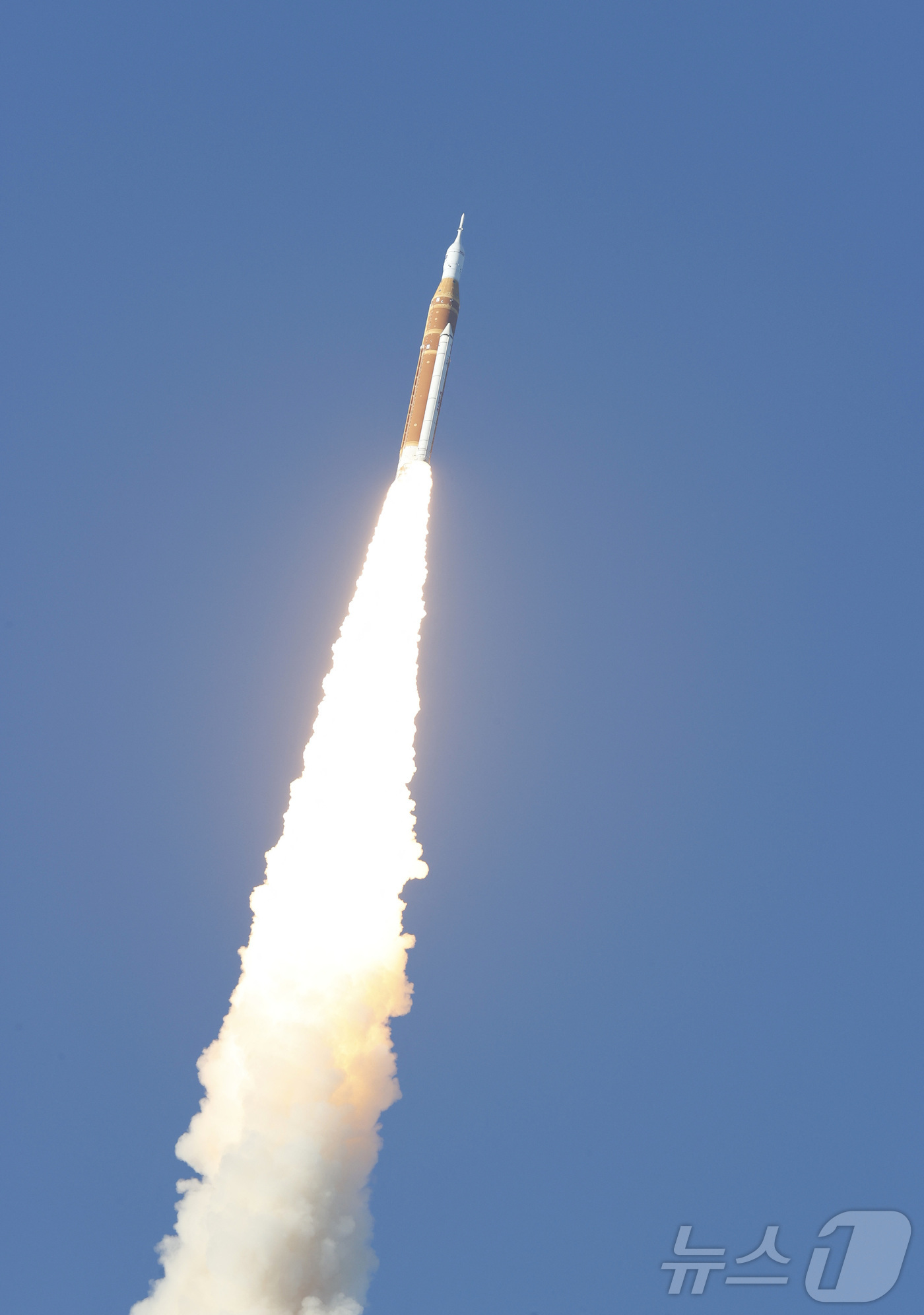 (로이터=뉴스1) 김성진 기자 = 2일(한국시간) 미국 미국 플로리다주 케이프 캐너버럴의 케네디 우주센터에서 아르테미스 2호 로켓이 발사되고 있다.아르테미스 2호는 달에 착륙하지는 …