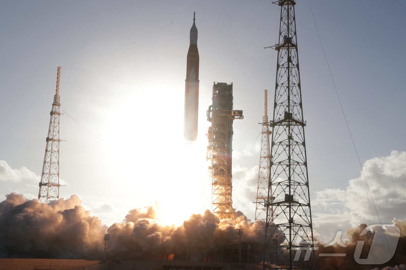 (로이터=뉴스1) 김성진 기자 = 2일(한국시간) 미국 미국 플로리다주 케이프 캐너버럴의 케네디 우주센터에서 아르테미스 2호 로켓이 발사되고 있다.아르테미스 2호는 달에 착륙하지는 …