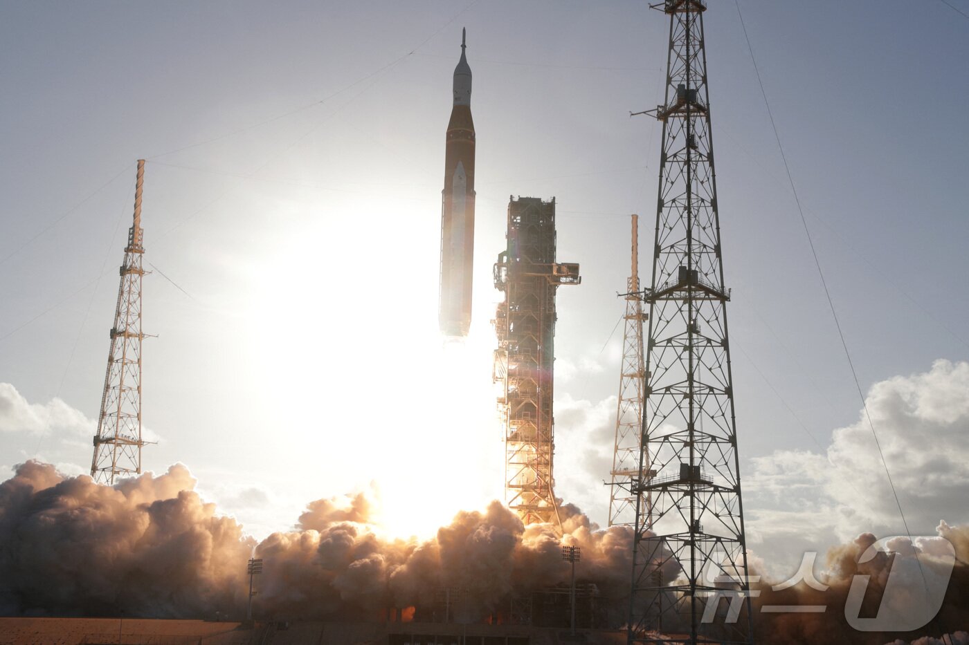 본문 이미지 - 2일(한국시간) 미국 미국 플로리다주 케이프 캐너버럴의 케네디 우주센터에서 아르테미스 2호 로켓이 발사되고 있다. 아르테미스 2호는 달에 착륙하지는 않고 달의 뒷면을 지나 다시 지구로 귀환한다. 이 과정에서 심우주 통신, 오리온 우주선의 생명 유지 장치 등을 점검한다. 달 궤도로 우주비행사들을 보내는 것은 지난 1972년 아폴로 17호의 달 탐사 이후 54년만이다. ⓒ 로이터=뉴스1