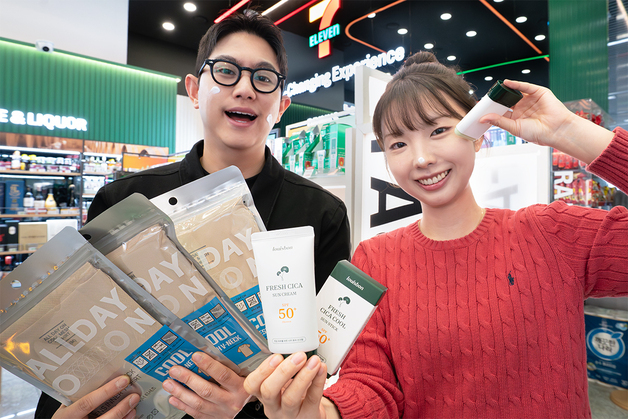 여름 준비도 편의점에서…세븐일레븐, 쿨매쉬 이너·선크림 등 출시