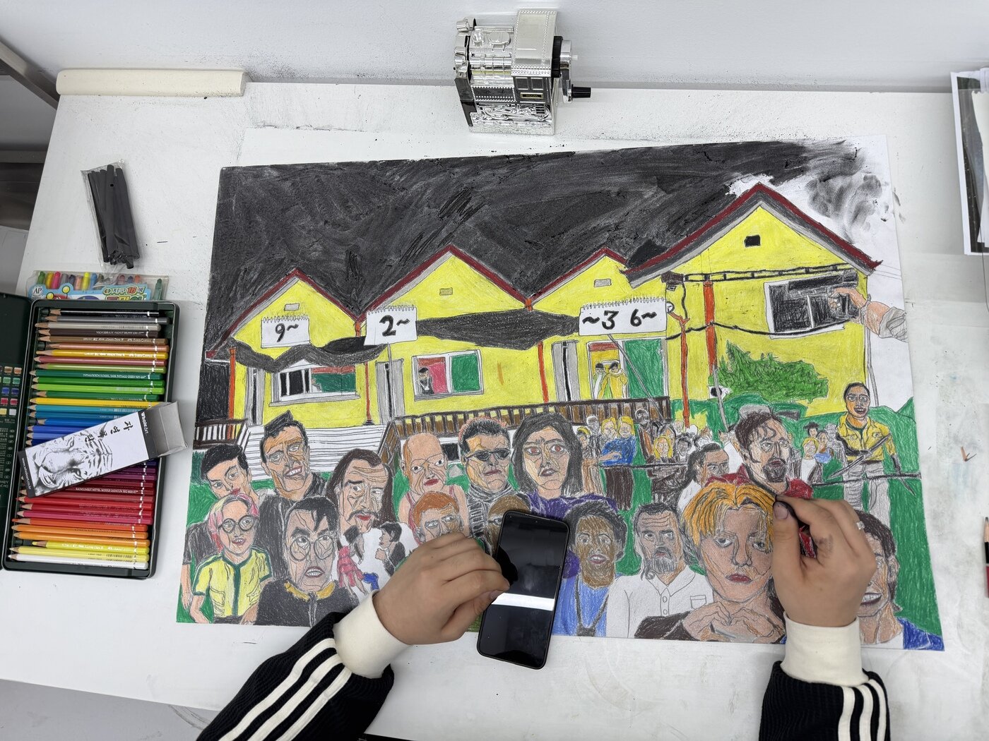 본문 이미지 - 정연우 작가가 색연필을 활용해서 작업하고 있는 장면 (OMG 제공)