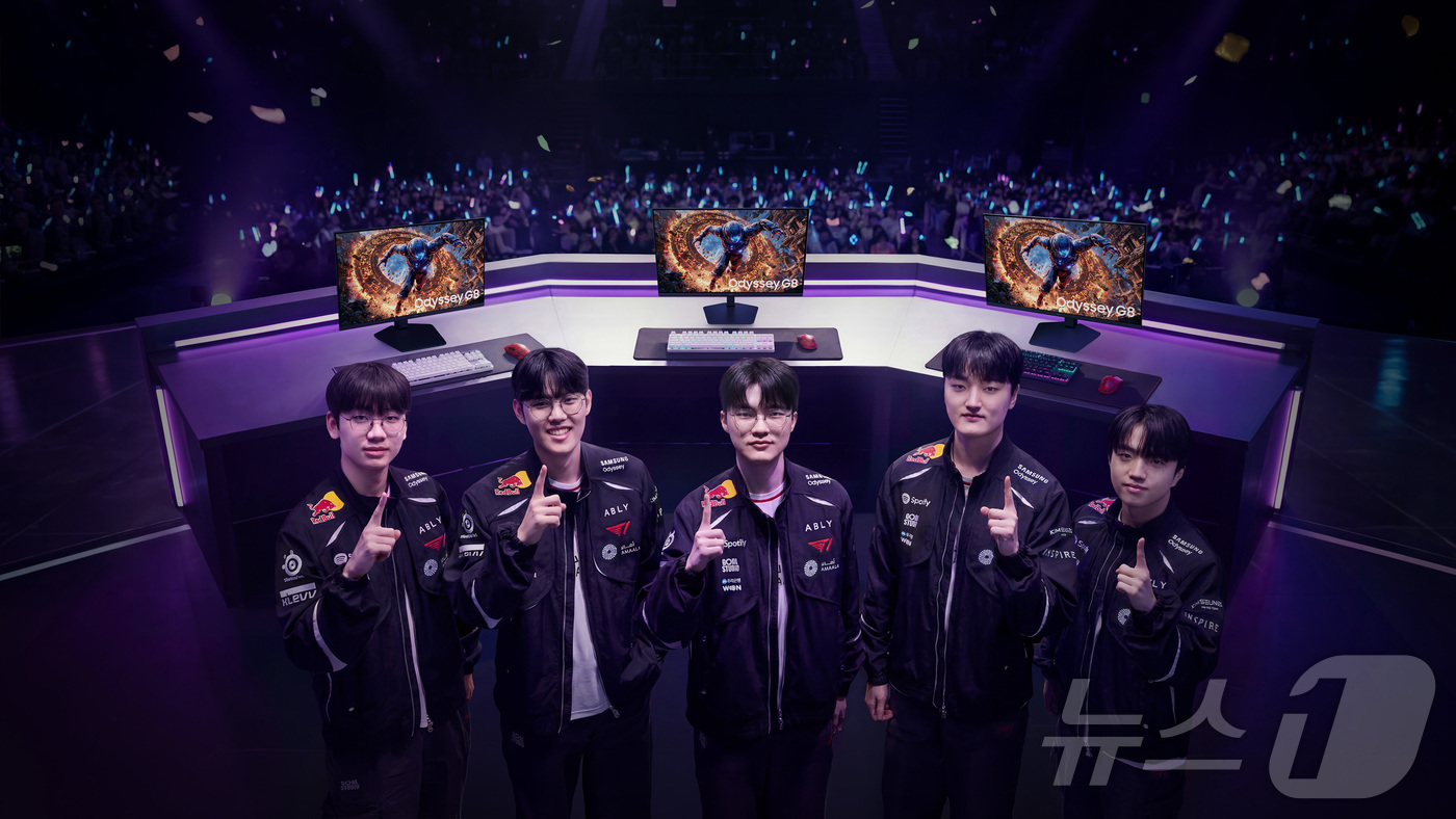 (서울=뉴스1) = 삼성전자는 자사의 게이밍 모니터가 2019년부터 7년 연속 글로벌 1위를 차지했다고 2일 밝혔다. 사진은 T1 선수들이 삼성전자 게이밍 모니터를 소개하는 모습. …