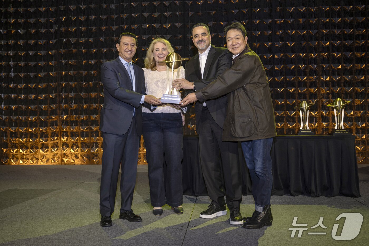 본문 이미지 - 1일(현지시간) 뉴욕 국제 오토쇼에서 진행된 2026 월드카 어워즈에서 현대차 아이오닉 6 N이 '세계 올해의 고성능 자동차'를 수상했다. 왼쪽부터 호세 무뇨스 현대차 사장, 월드카 어워즈 심사위원 제니퍼 뉴먼 카즈닷컴 편집장, 랜디 파커 현대차 북미법인 최고경영자(CEO), 이상엽 현대제네시스글로벌디자인담당 부사장이 수상 기념사진을 촬영하는 모습(현대차그룹 제공) 2026.4.2/뉴스1