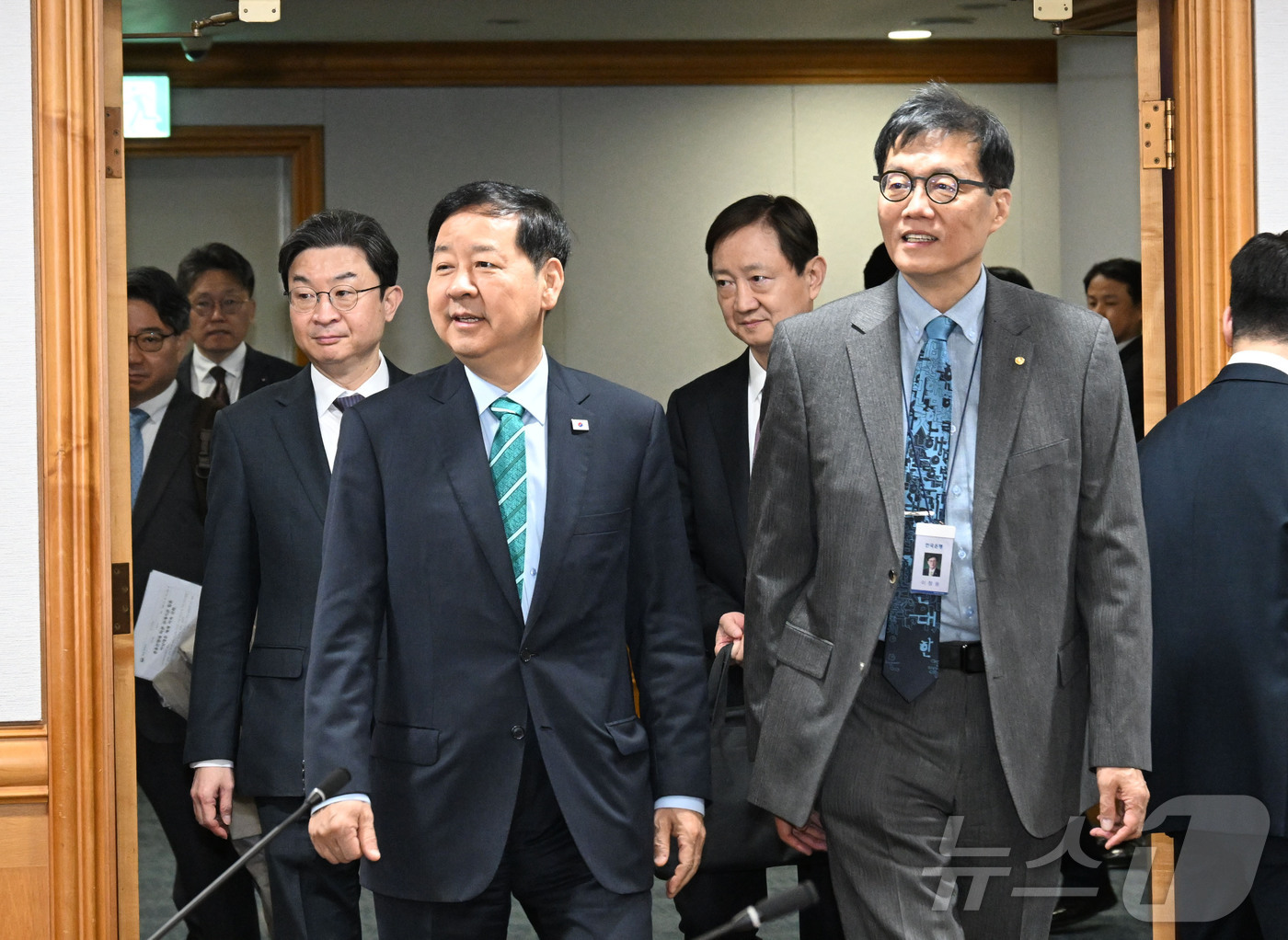 (서울=뉴스1) = 구윤철 부총리 겸 재정경제부 장관과 이창용 한국은행 총재, 이억원 금융위원장, 이찬진 금융감독원장이 2일 서울 중구 은행연합회에서 열린 시장상황점검회의에 참석하 …