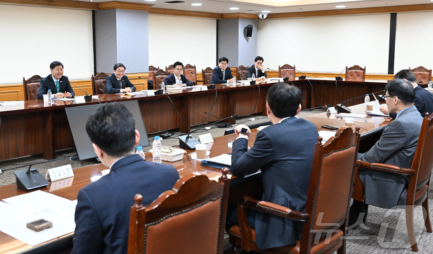 (서울=뉴스1) = 구윤철 부총리 겸 재정경제부 장관이 2일 서울 중구 은행연합회에서 열린 시장상황점검회의를 주재하고 있다. (재정경제부 제공. 재판매 및 DB 금지) 2026.4 …