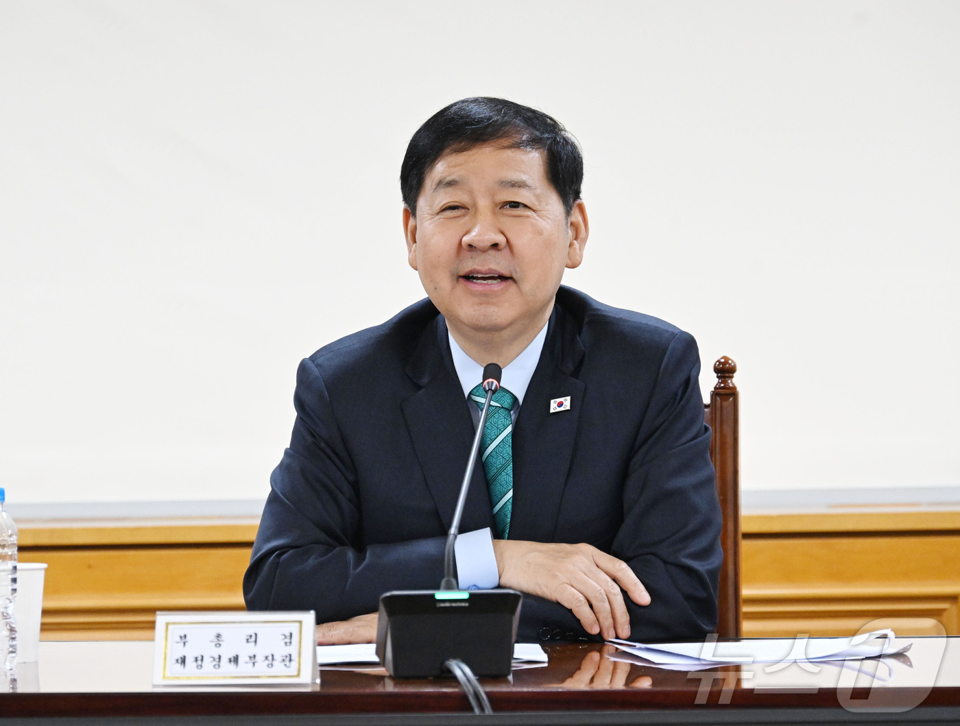 (서울=뉴스1) = 구윤철 부총리 겸 재정경제부 장관이 2일 서울 중구 은행연합회에서 열린 시장상황점검회의를 주재하고 있다. (재정경제부 제공. 재판매 및 DB 금지) 2026.4 …