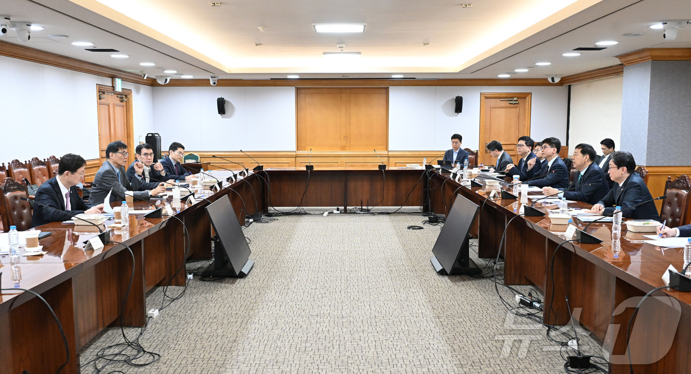 (서울=뉴스1) = 구윤철 부총리 겸 재정경제부 장관이 2일 서울 중구 은행연합회에서 열린 시장상황점검회의를 주재하고 있다. (재정경제부 제공. 재판매 및 DB 금지) 2026.4 …