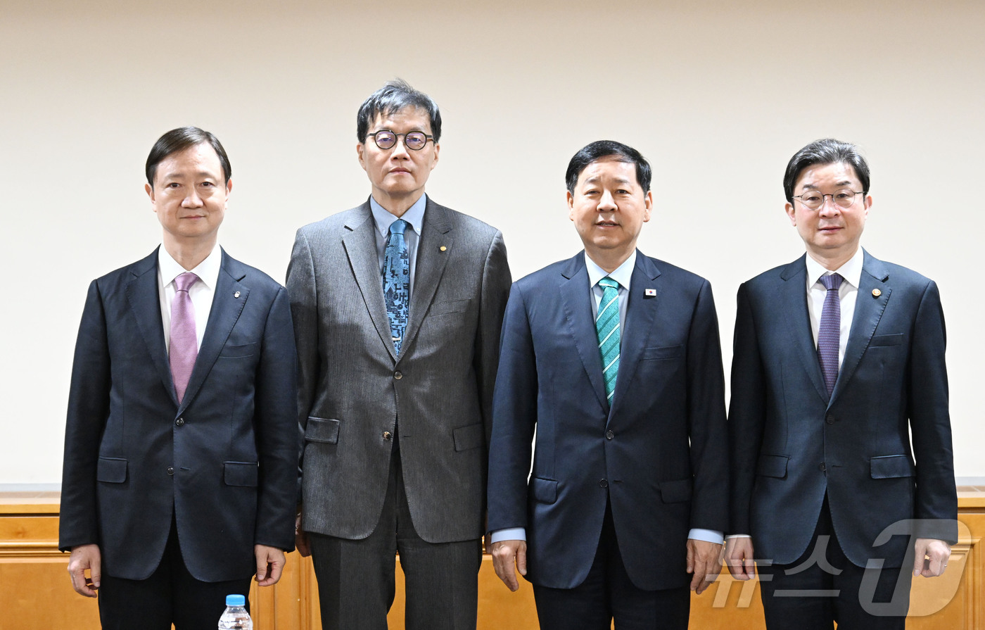 (서울=뉴스1) = 구윤철 부총리 겸 재정경제부 장관이 2일 서울 중구 은행연합회에서 열린 시장상황점검회의에서 이찬진 금융감독원장, 이창용 한국은행 총재, 이억원 금융위원장과 기념 …