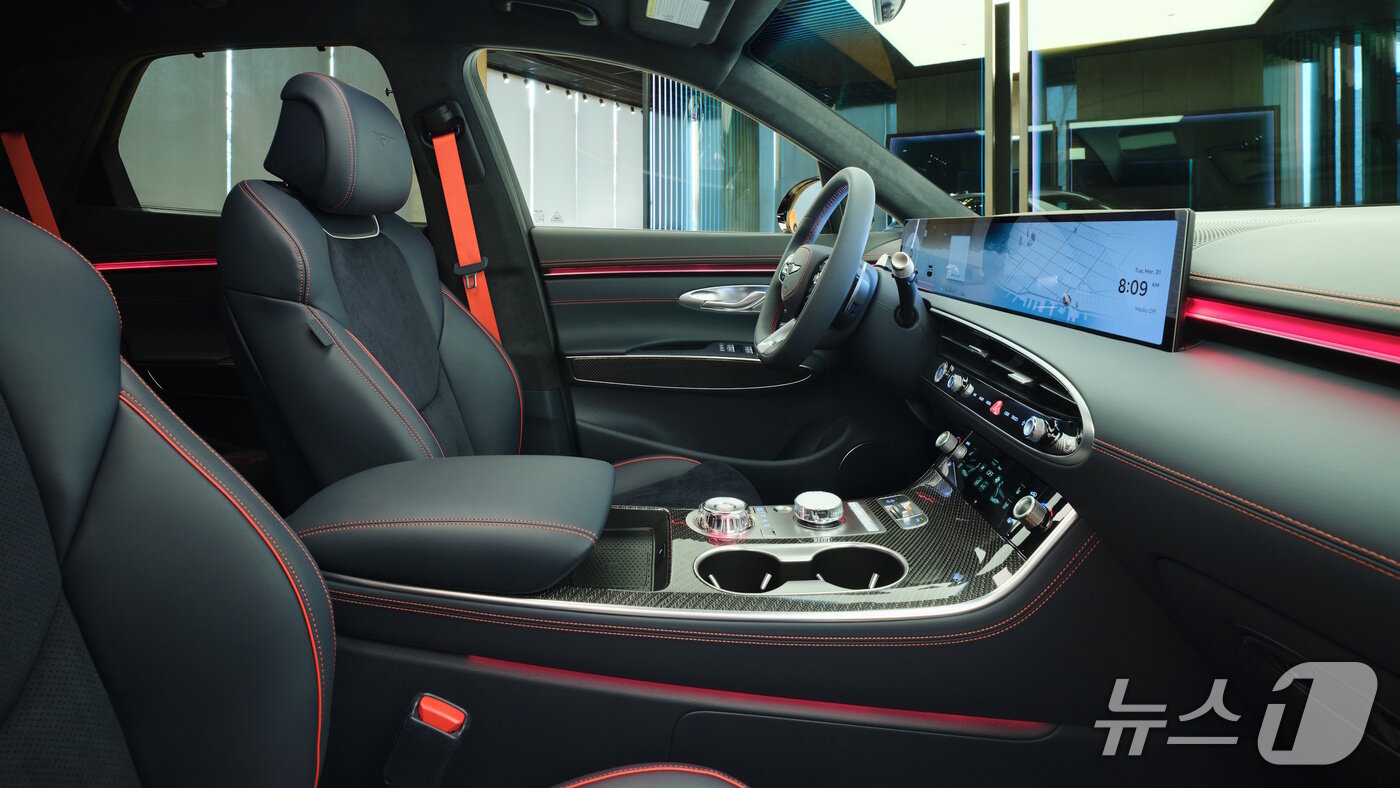 본문 이미지 - 미국 뉴욕 '제이콥 재비츠 컨벤션 센터'에서 1일(현지시각) 개막한 '2026 뉴욕 국제 오토쇼'에 제네시스 중형 SUV 'GV70'의 그래파이트 에디션에 세계 최초로 공개된 모습(현대자동차그룹 제공). 2026.4.1.