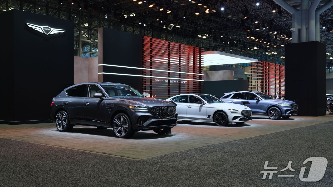 본문 이미지 - 미국 뉴욕 '제이콥 재비츠 컨벤션 센터'에서 1일(현지시각) 개막한 '2026 뉴욕 국제 오토쇼' 제네시스 부스에 중형 SUV 'GV70' 그래파이트 에디션(왼쪽·오른쪽)과 중형 세단 'G70' 그래파이트 에디션(가운데)이 전시된 모습(현대자동차그룹 제공). 2026.4.1.