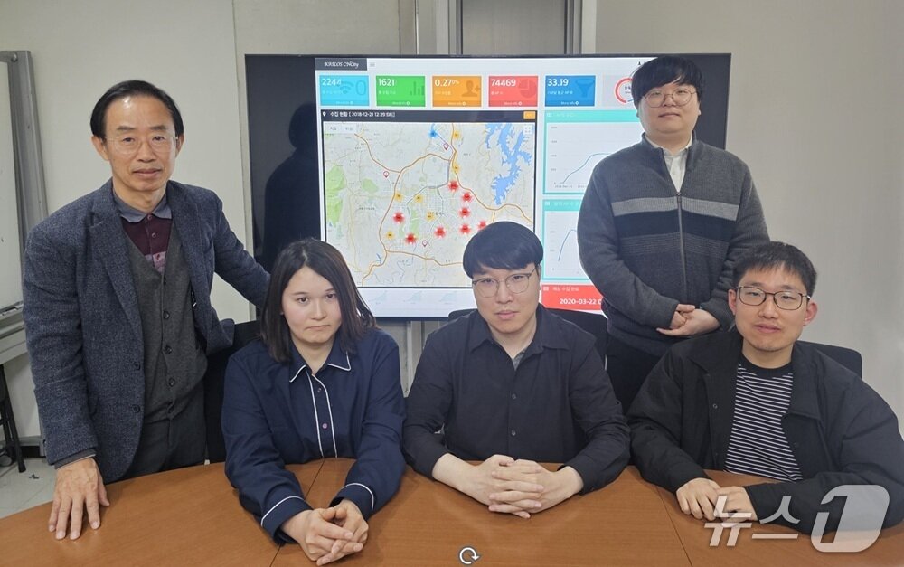 본문 이미지 - KAIST 전산학부 한동수 교수 연구팀. 왼쪽부터 한 교수, 손규호 박사, 문병철 박사, 안수민 박사, 채승우 박사과정(KAIST 제공) /뉴스1