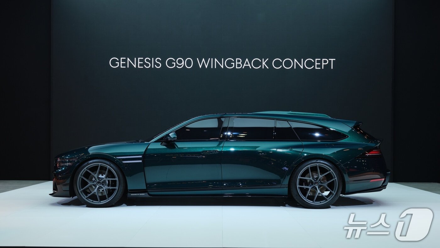 본문 이미지 - 미국 뉴욕 '제이콥 재비츠 컨벤션 센터'에서 1일(현지시각) 개막한 '2026 뉴욕 국제 오토쇼'에서 제네시스 대형 세단 'G90' 윙백 콘셉트 모델이 북미 시장 최초로 공개된 모습(현대자동차그룹 제공). 2026.4.1.