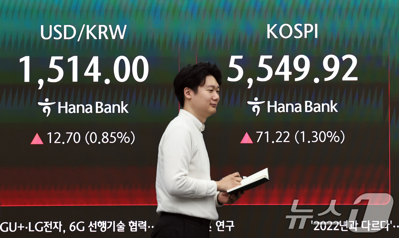 (서울=뉴스1) 구윤성 기자 = 2일 오전 서울 중구 하나은행 딜링룸 전광판에 코스피와 코스닥 등 시황이 표시되고 있다. 이날 코스피는 전 거래일(5478.7)보다 72.99포인트 …