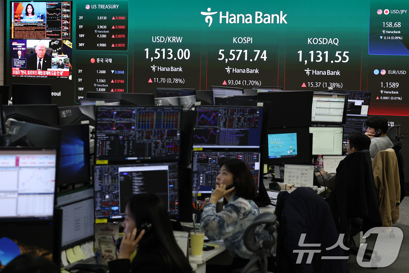 (서울=뉴스1) 구윤성 기자 = 2일 오전 서울 중구 하나은행 딜링룸 전광판에 코스피와 코스닥 등 시황이 표시되고 있다. 이날 코스피는 전 거래일(5478.7)보다 72.99포인트 …
