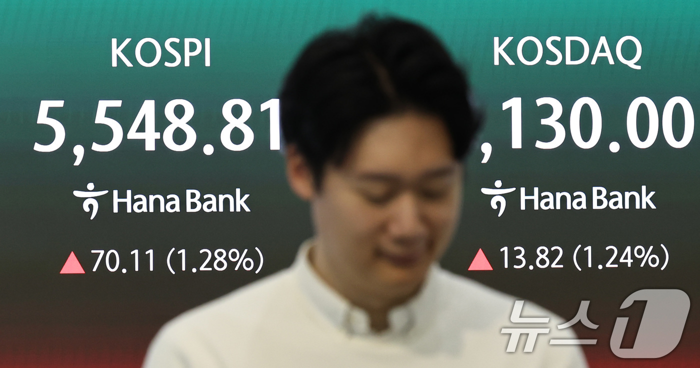 (서울=뉴스1) 구윤성 기자 = 2일 오전 서울 중구 하나은행 딜링룸 전광판에 코스피와 코스닥 등 시황이 표시되고 있다. 이날 코스피는 전 거래일(5478.7)보다 72.99포인트 …