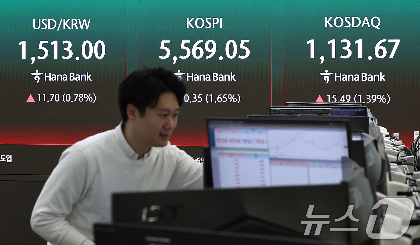 (서울=뉴스1) 구윤성 기자 = 2일 오전 서울 중구 하나은행 딜링룸 전광판에 코스피와 코스닥 등 시황이 표시되고 있다. 이날 코스피는 전 거래일(5478.7)보다 72.99포인트 …