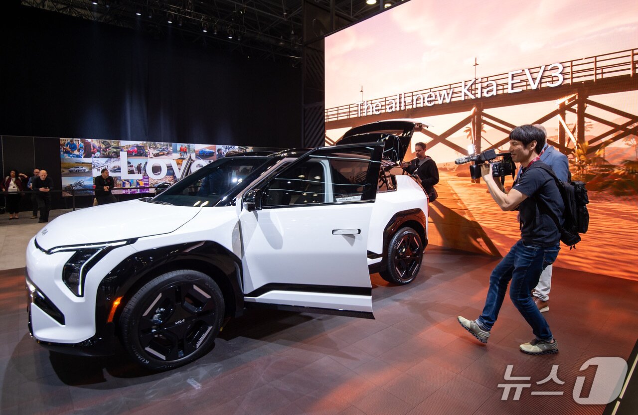 본문 이미지 - 2026 뉴욕 국제 오토쇼 현장에 전시된 EV3 GT-Line. (기아 제공) 