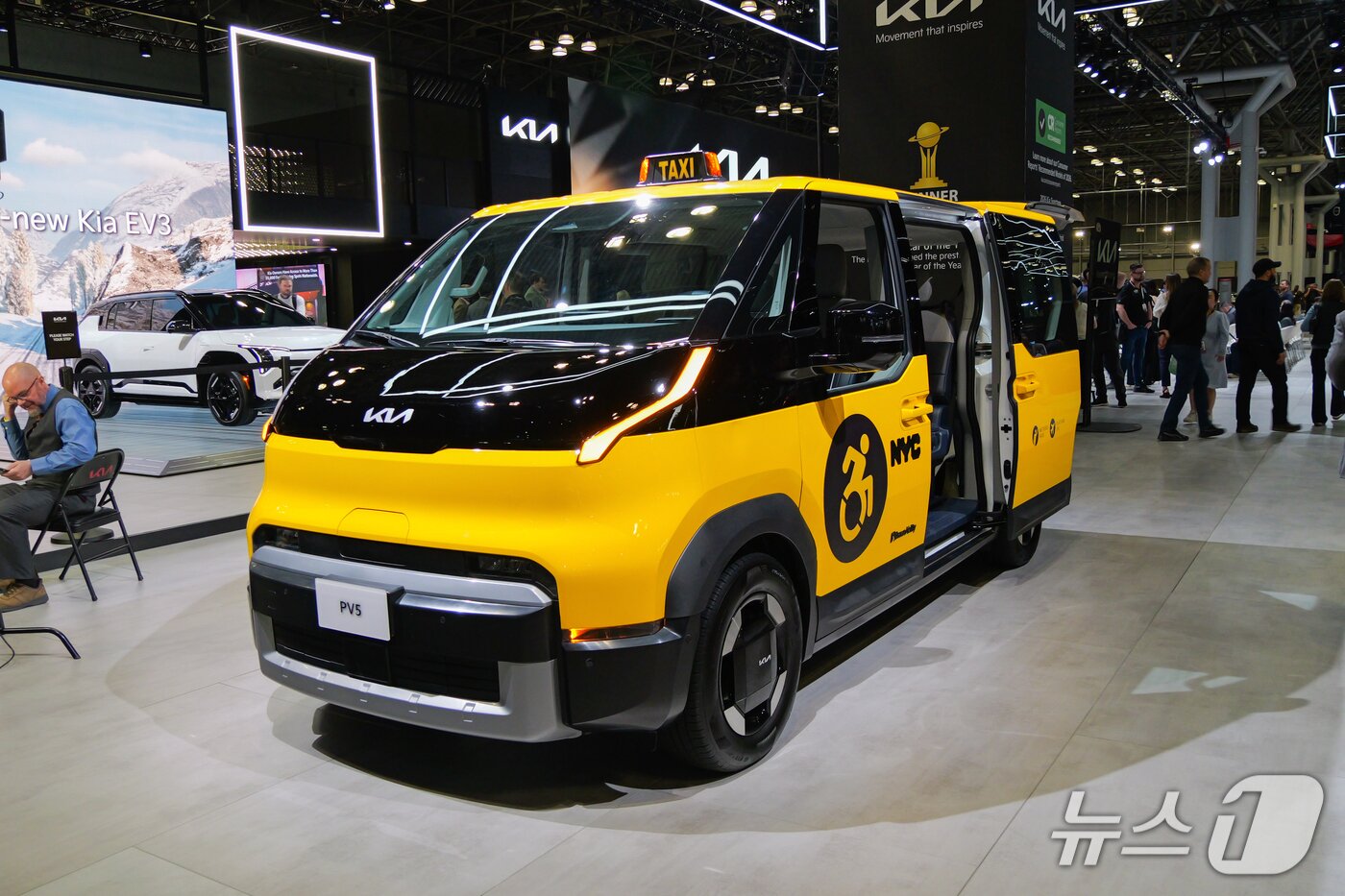 본문 이미지 - 2026 뉴욕 국제 오토쇼 현장에 전시된 PV5 WAV 콘셉트카. (기아 제공)