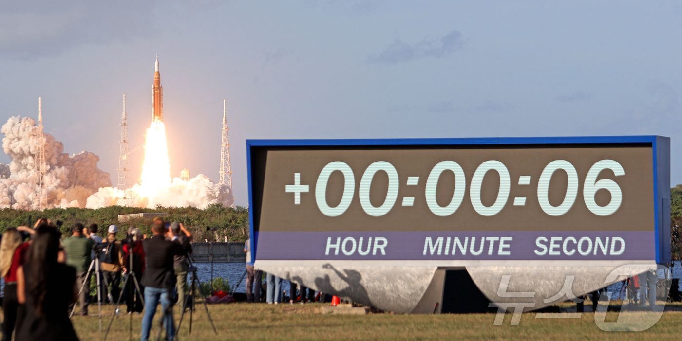 본문 이미지 - 2일(한국시간) 미국 미국 플로리다주 케이프 캐너버럴의 케네디 우주센터에서 아르테미스 2호 로켓이 발사되고 있다.  ⓒ AFP=뉴스1
