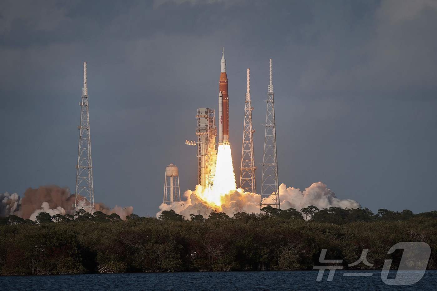본문 이미지 - 2일(한국시간) 미국 미국 플로리다주 케이프 캐너버럴의 케네디 우주센터에서 아르테미스 2호 로켓이 발사되고 있다.  ⓒ AFP=뉴스1