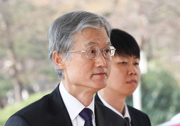 출근하는 조희대 대법원장