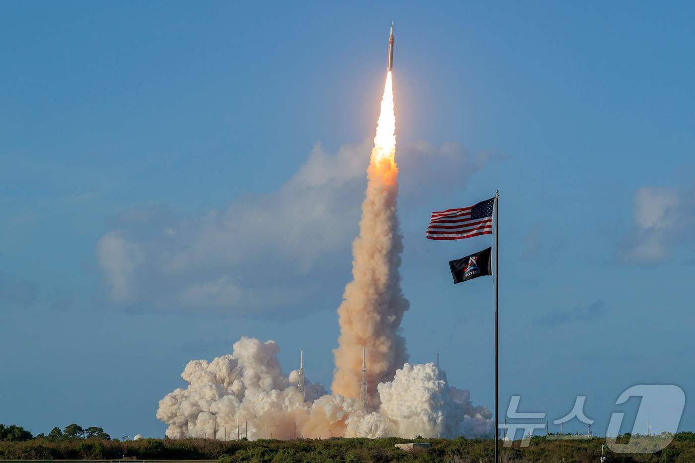 본문 이미지 - 2일(한국시간) 미국 미국 플로리다주 케이프 캐너버럴의 케네디 우주센터에서 아르테미스 2호 로켓이 발사되고 있다. ⓒ AFP=뉴스1