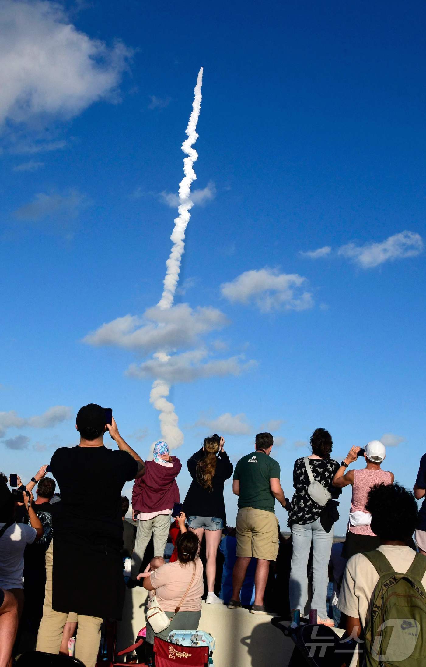본문 이미지 - 시민들이 2일(한국시간) 미국 미국 플로리다주 케이프 캐너버럴의 케네디 우주센터에서 발사된 아르테미스 2호를 지켜보고 있다.ⓒ AFP=뉴스1