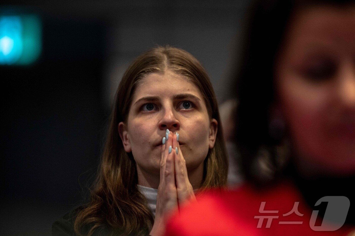 본문 이미지 - 시민들이 2일(한국시간) 미국 미국 플로리다주 케이프 캐너버럴의 케네디 우주센터에서 발사된 아르테미스 2호를 지켜보고 있다.ⓒ AFP=뉴스1