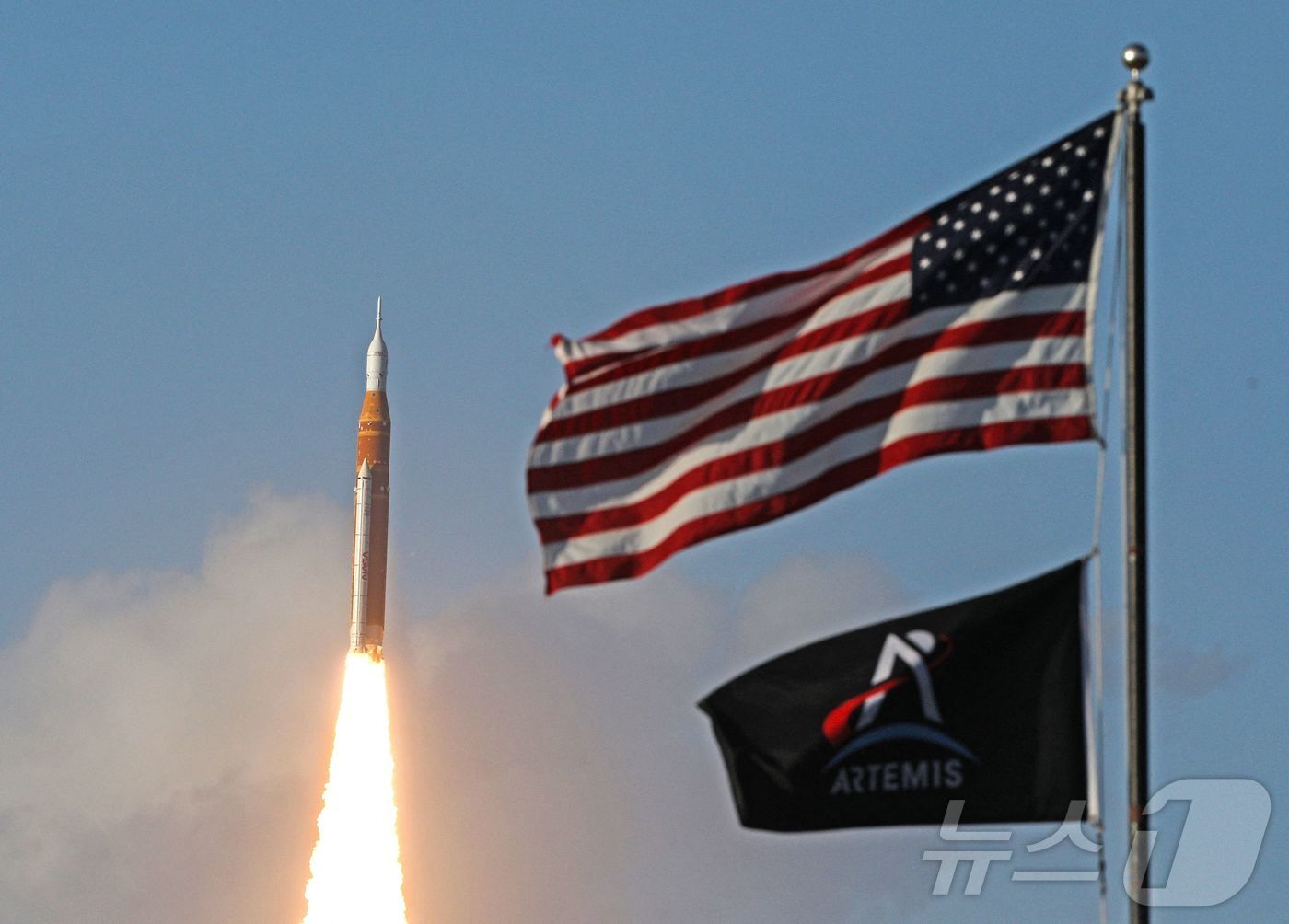 본문 이미지 - 2일(한국시간) 미국 미국 플로리다주 케이프 캐너버럴의 케네디 우주센터에서 아르테미스 2호 로켓이 발사되고 있다. ⓒ AFP=뉴스1
