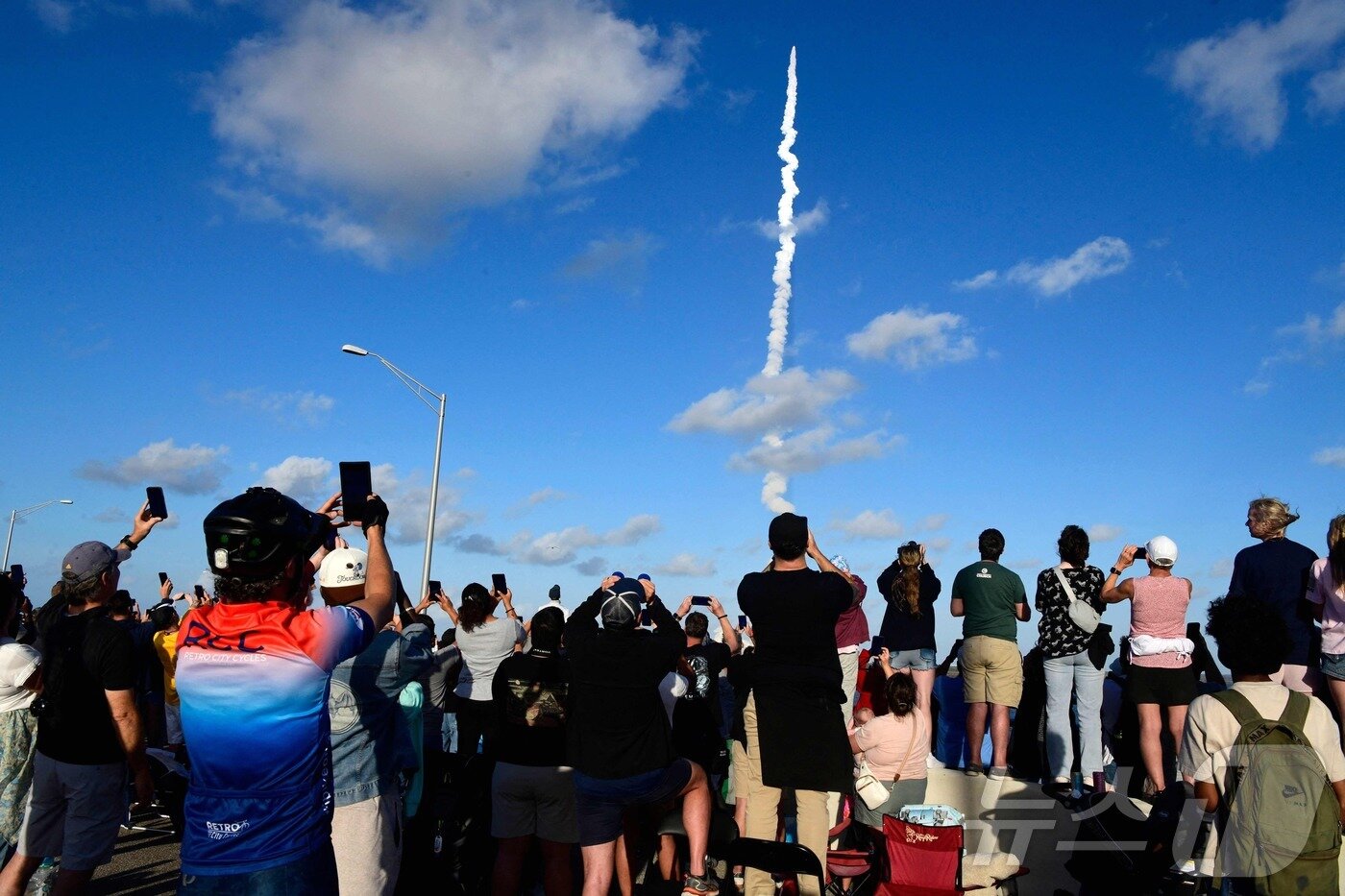 본문 이미지 - 2일(한국시간) 미국 미국 플로리다주 케이프 캐너버럴의 케네디 우주센터에서 아르테미스 2호 로켓이 발사되고 있다. ⓒ AFP=뉴스1