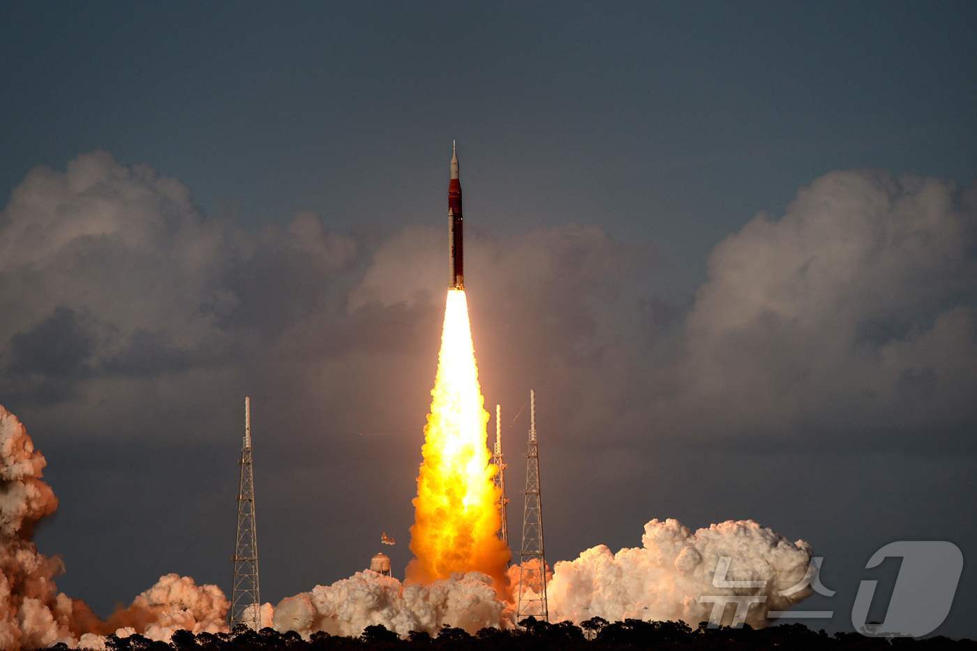 본문 이미지 - 2일(한국시간) 미국 미국 플로리다주 케이프 캐너버럴의 케네디 우주센터에서 아르테미스 2호 로켓이 발사되고 있다. ⓒ AFP=뉴스1