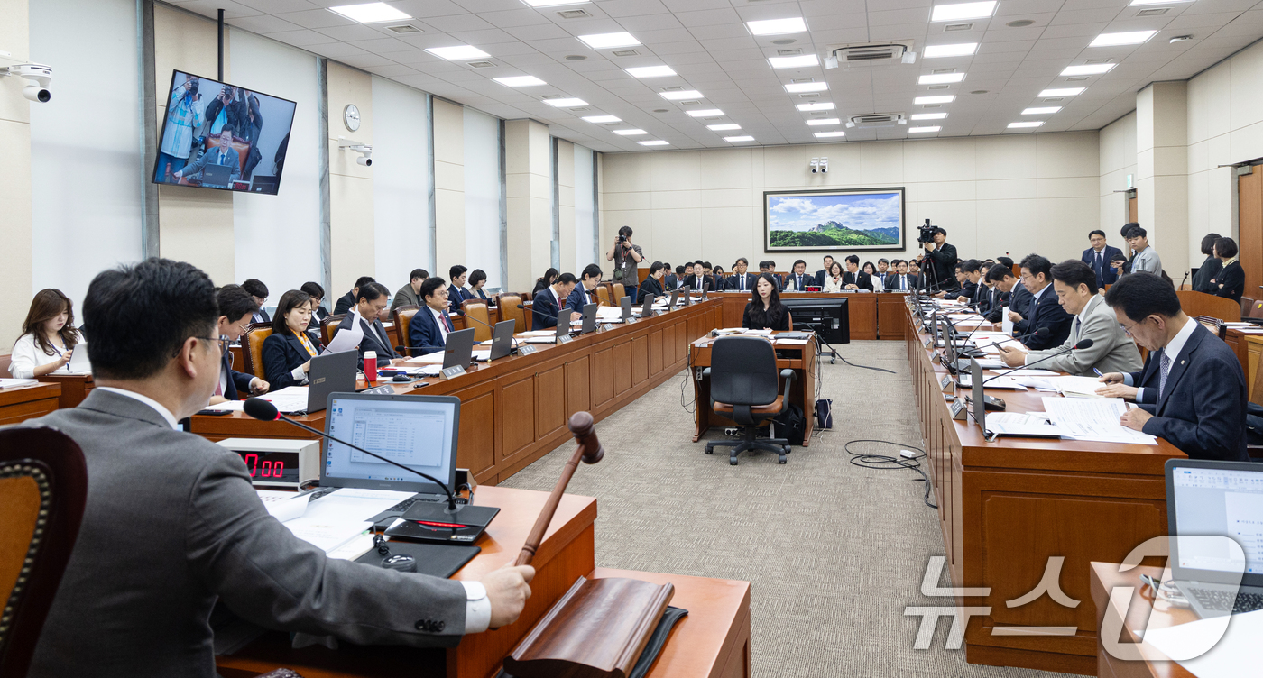 (서울=뉴스1) 이승배 기자 = 2일 서울 여의도 국회에서 열린 제433회국회(임시회) 기후에너지환경노동위원회 제4차 전체회의에서 안호영 위원장이 의사진행을 하고 있다. 2026. …