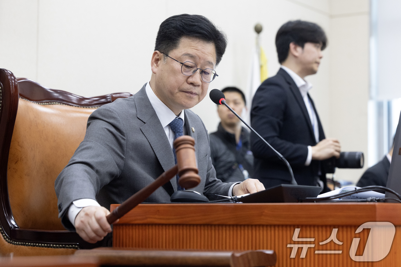 (서울=뉴스1) 이승배 기자 = 2일 서울 여의도 국회에서 열린 제433회국회(임시회) 기후에너지환경노동위원회 제4차 전체회의에서 안호영 위원장이 의사진행을 하고 있다. 2026. …