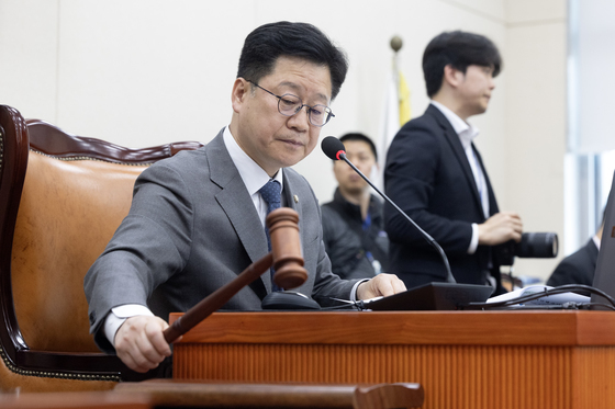 전체회의 진행하는 안호영 국회 기후에너지환경노동위원장