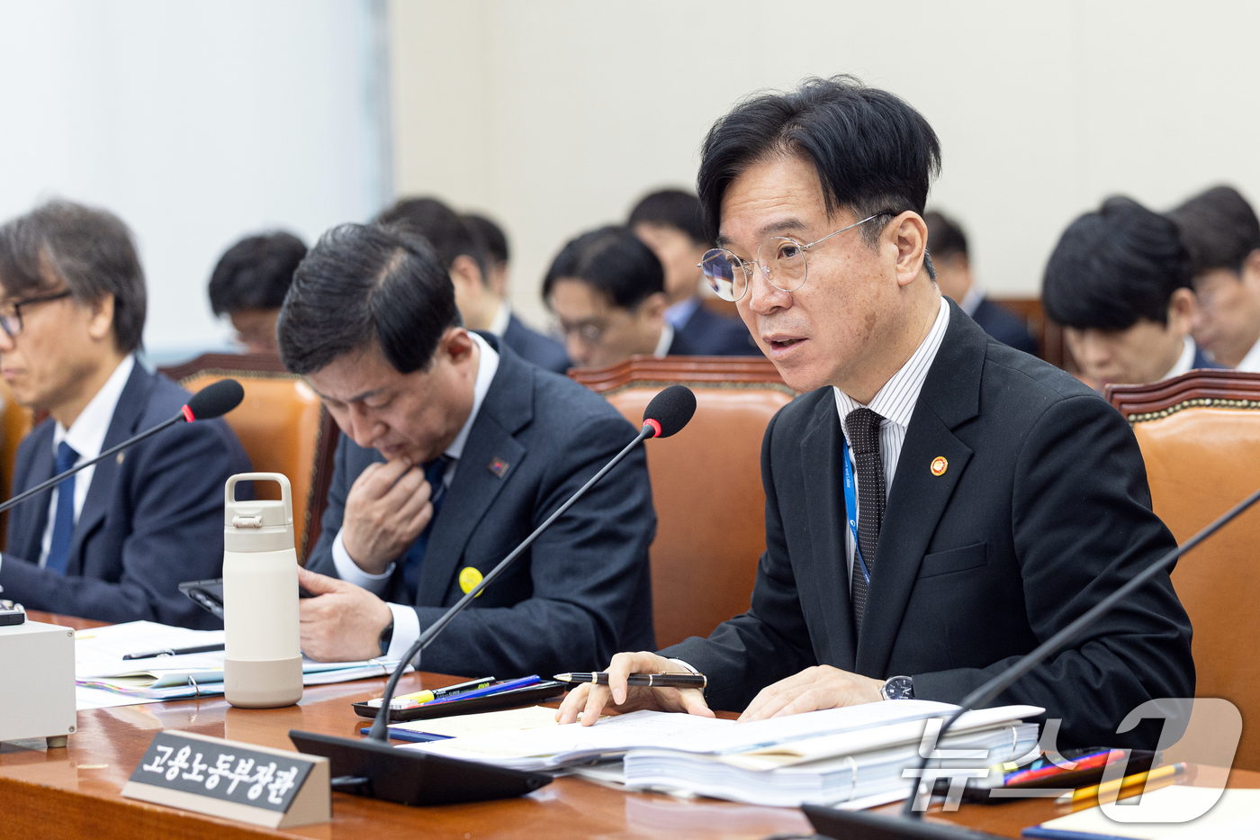 (서울=뉴스1) 이승배 기자 = 김영훈 고용노동부 장관이 2일 서울 여의도 국회에서 열린 제433회국회(임시회) 기후에너지환경노동위원회 제4차 전체회의에서 의원 질의에 답변하고 있 …