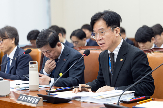 답변하는 김영훈 고용노동부 장관