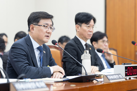 답변하는 김성환 기후에너지환경부 장관