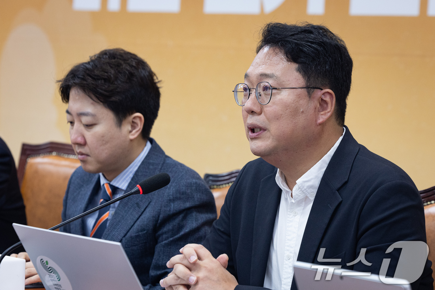 (서울=뉴스1) 유승관 기자 = 천하람 개혁신당 원내대표가 2일 서울 여의도 국회에서 열린 최고위원회의에서 모두 발언을 하고 있다. 2026.4.2/뉴스1