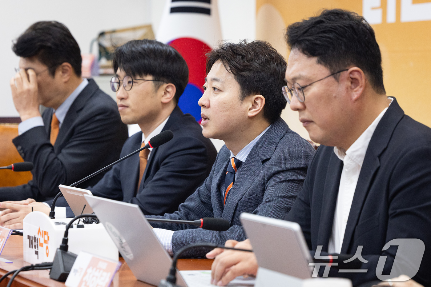 (서울=뉴스1) 유승관 기자 = 이준석 개혁신당 대표가 2일 서울 여의도 국회에서 열린 최고위원회의에서 모두 발언을 하고 있다. 2026.4.2/뉴스1