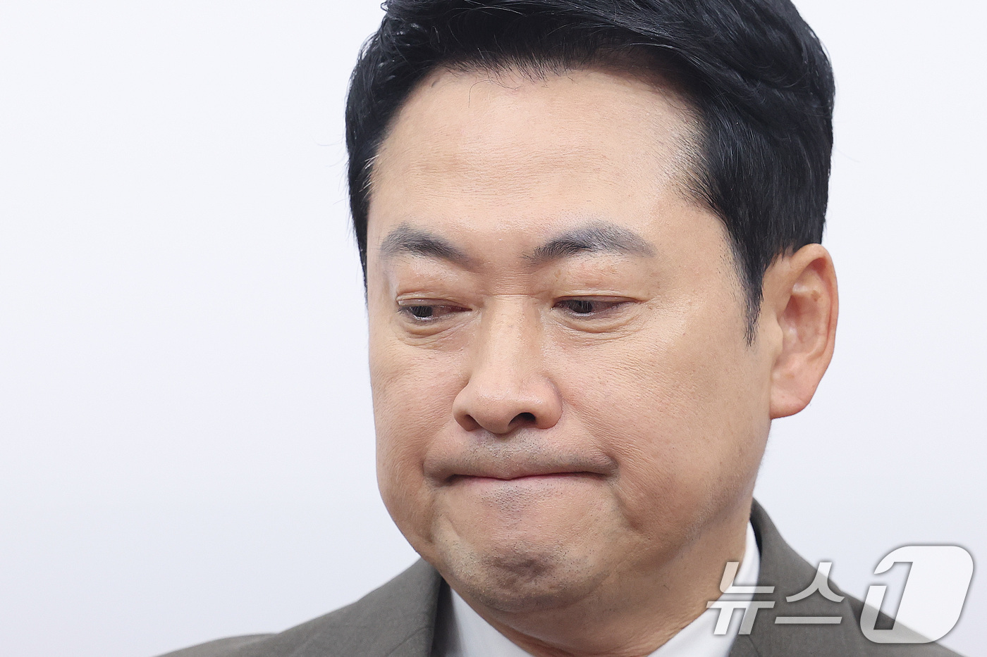 (서울=뉴스1) 신웅수 기자 = 장동혁 국민의힘 대표가 2일 서울 여의도 국회에서 열린 최고위원회의에서 생각에 잠겨 있다. 2026.4.2/뉴스1